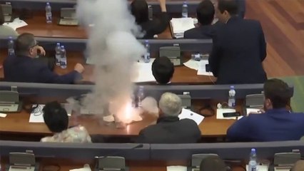 Un député balance du gaz lacrymogènes pour empêcher un vote au Parlement du Kosovo
