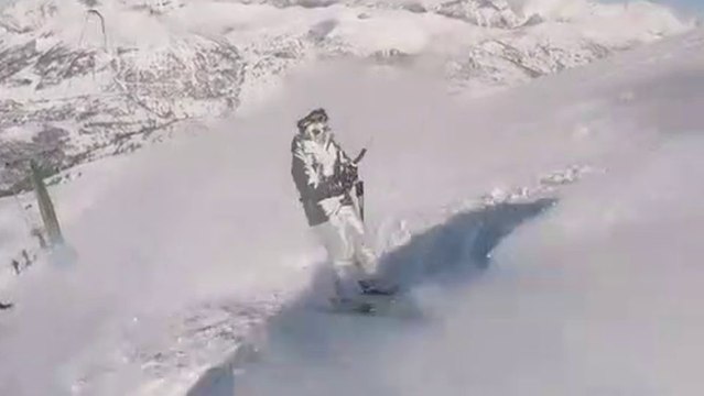 Ils s’amusent à projeter de la neige sur des skieurs qui remontent une piste sur un tire-fesses