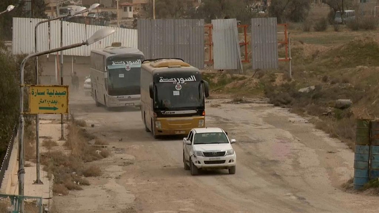 Mehr und mehr Rebellen verlassen mit ihren Familien Ghouta