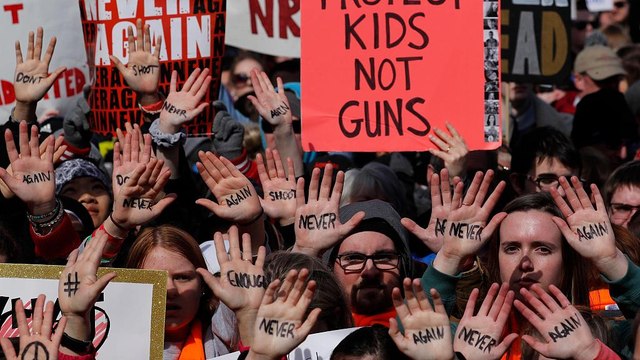 Mai più stragi nelle scuole: il mondo dice basta