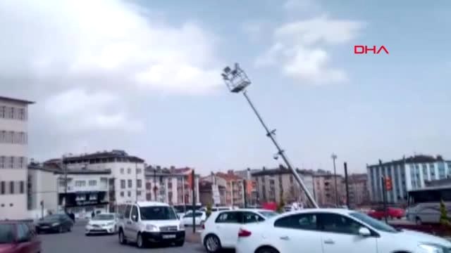 Sivas'ta Fırtınada Duvar Yıkıldı; Araçlar Hasar Gördü