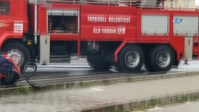 Seyir halindeki otomobil alev alev yandı