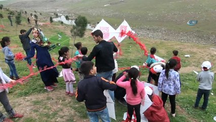 Yüzlerce çocuk şehit arkadaşları için uçurtma uçurdu