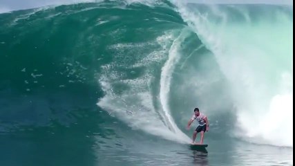 Surf sur une vague filmé au ralenti... superbe !