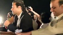 مینار پاکستان پر عمران خان کا بار ش اور طوفا ن میں جلسہ
