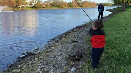 أصغر صياد فى العالم يتفوق على والده.. شاهد رد فعله