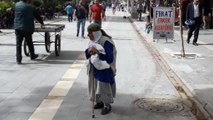 ‘İnsanlık ölmüş’ dedirten görüntü...Görme engelli yaşlı kadın yardım beklerken bisikletli vatandaş yüzünden düşme tehlikesi atlattı