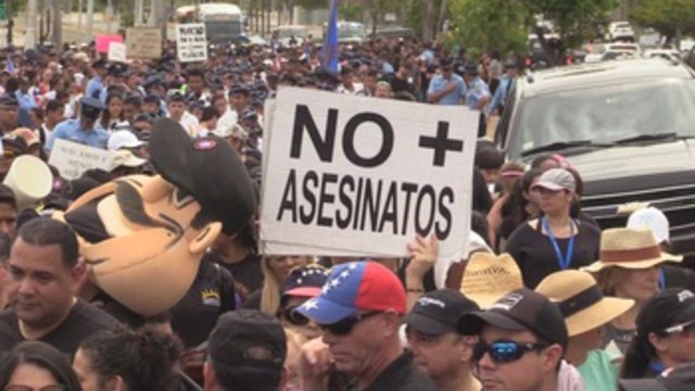 Jóvenes en P.Rico marchan por control de armas en apoyo a estudiantes de EE.UU.