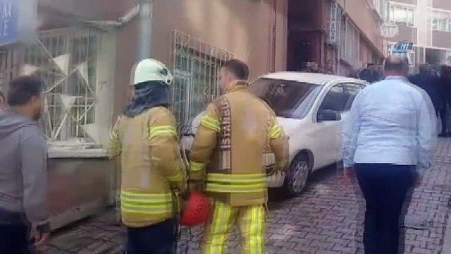 Fren yerine gaza basan kadın sürücü binaya çarptı