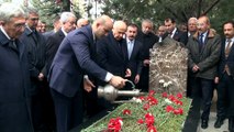 MHP Genel Başkanı Bahçeli, partisinin MYK ve MDK üyeleri ile birlikte Türkeş'in mezarını ziyaret etti - ANKARA