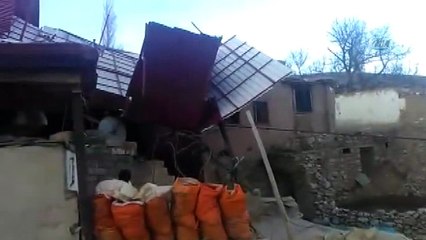 Kahramanmaraş’ta şiddetli rüzgar çatıları uçurdu