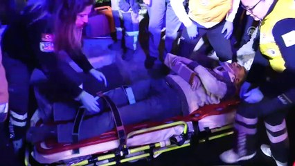 Belediye personelini taşıyan servis otobüsü eve çarptı - İZMİR