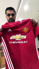 A Manchester United fan cutting off his jersey after losing against Tottenshit