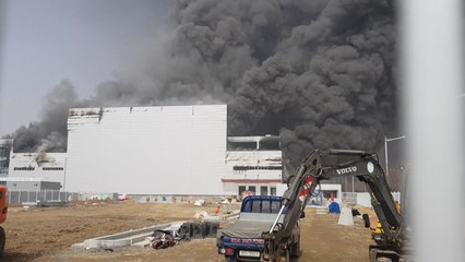 인천서 항공사 기내식 시설 공사현장 큰불...2명 연기흡입 / YTN
