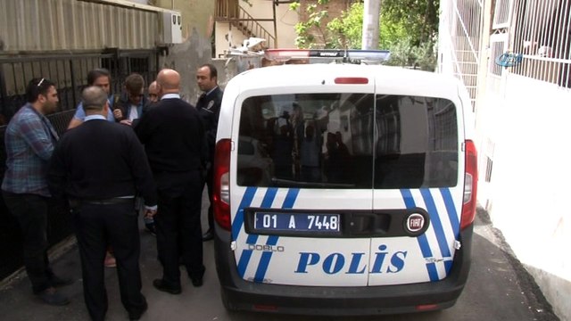 Kocasının eve kilitlediği kadını polis ekipleri demir korkuluklarını kırarak kurtardı