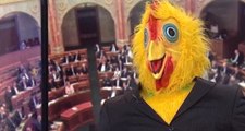 Herkese Bedava Bira Vadeden Parti Sözcüsü Devlet Televizyonuna Tavuk Kostümüyle Çıktı