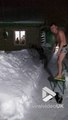 Il plonge dans 2m de neige en caleçon !