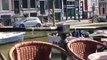 Ces hooligans anglais jettent leurs bières sur des passants à Amsterdam