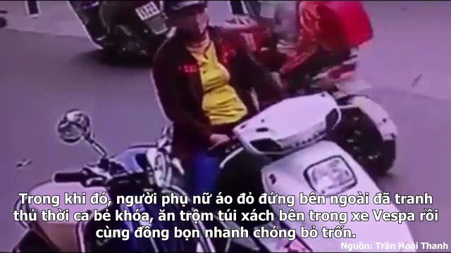 Clip gây sốc: Hai nữ ninja bịt mặt, bẻ khóa Vespa trộm túi xách nhanh như chảo chớp