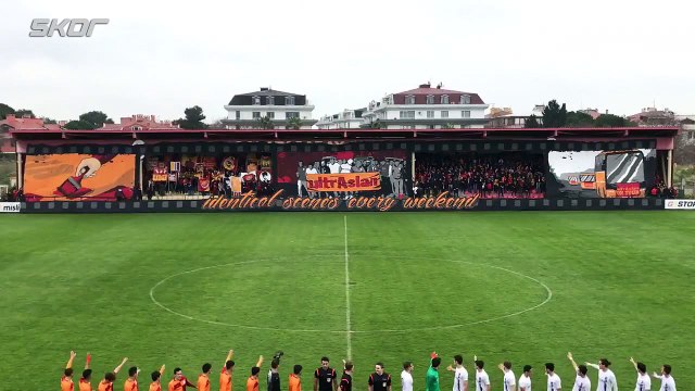 Galatasaray taraftarından altyapı maçında koreografi