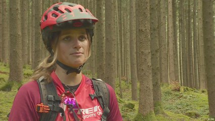 محترفة قيادة الدراجات الجبلية