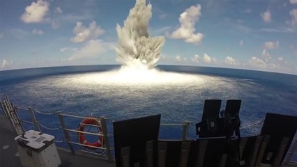 Une explosion énorme à côté d'un bateau de l'USS Navy