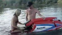 Une fille fait du jetski pour la première fois