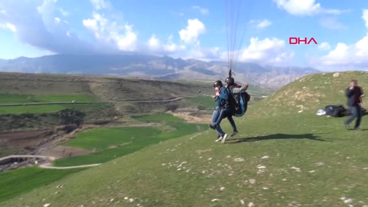Şırnak-Gümrük Memuru Orhan, Silopi'lileri Yamaç Paraşütü ile Tanıştırdı