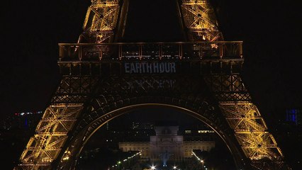 Climat: la Tour Eiffel s'éteint pour "Earth Hour"