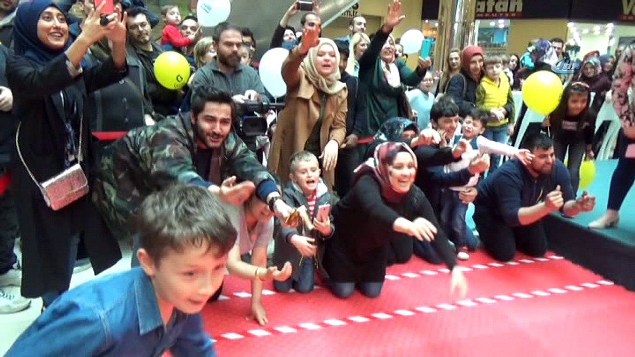Bebek emekleme yarışmasında ilginç görüntüler ortaya çıktı