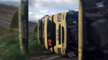 Asfalt yüklü tanker tren raylarına devrildi