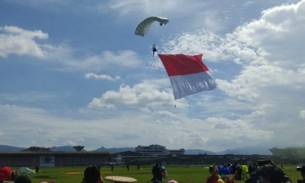 72 Penerjun Payung Korpaskhas Meriahkan HUT TNI AU ke-72