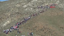 Hakkari Yüksekova'nın 2 Bin 744 Rakımlı Şişol Tepesi'ne Türk Bayraklı Yürüyüş