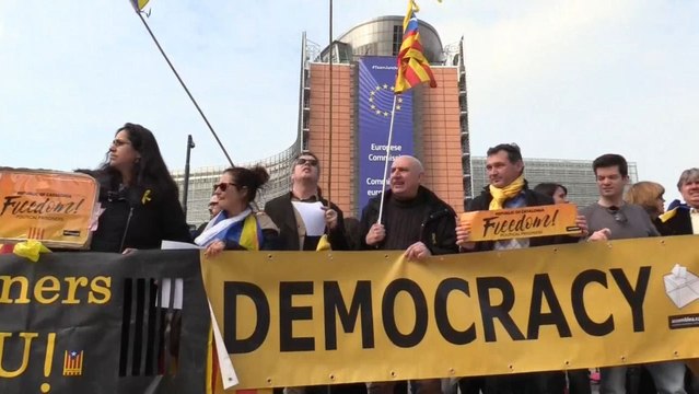 Manifestantes piden en Bruselas libertad para independentistas encarcelados