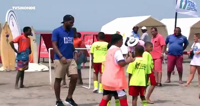 L'attaquant ivoirien Didier Drogba , ambassadeur de l'association Peace & Sports , joue au foot avec des jeunes de Cartagène des Indes en Colombie