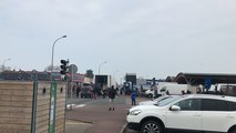 Migrants tentant de monter dans un poids lourd à Ouistreham