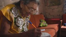 Lupita aprendió a leer con 96 años y quiere seguir estudiando