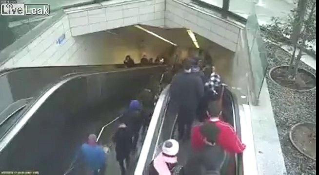 Avalé par un escalator cet homme est sain et sauf !