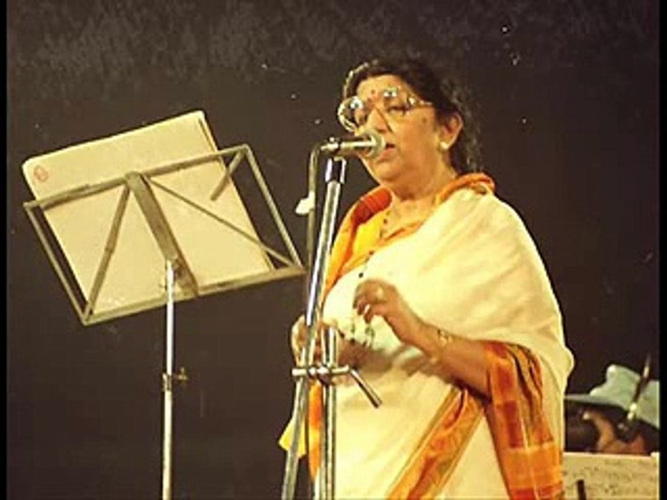 Lata Mangeshkar Live In Calcutta 1981 -- Tum Na jane Kis Jahan Mein kho Gaye
