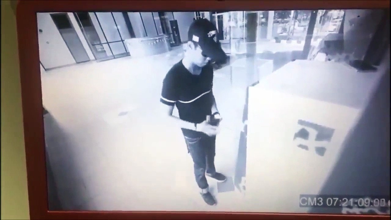 Il vient retirer de l'argent au distributeur et là : JACKPOT