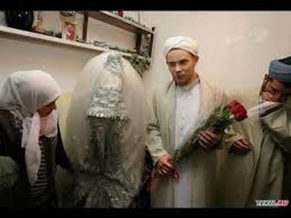 شاب سعودي يتزوج من عجوز كبيرة لسبب من المستحيل ان تعرفه ولو عرفته لتمنيت زواج منها أنت mo tube