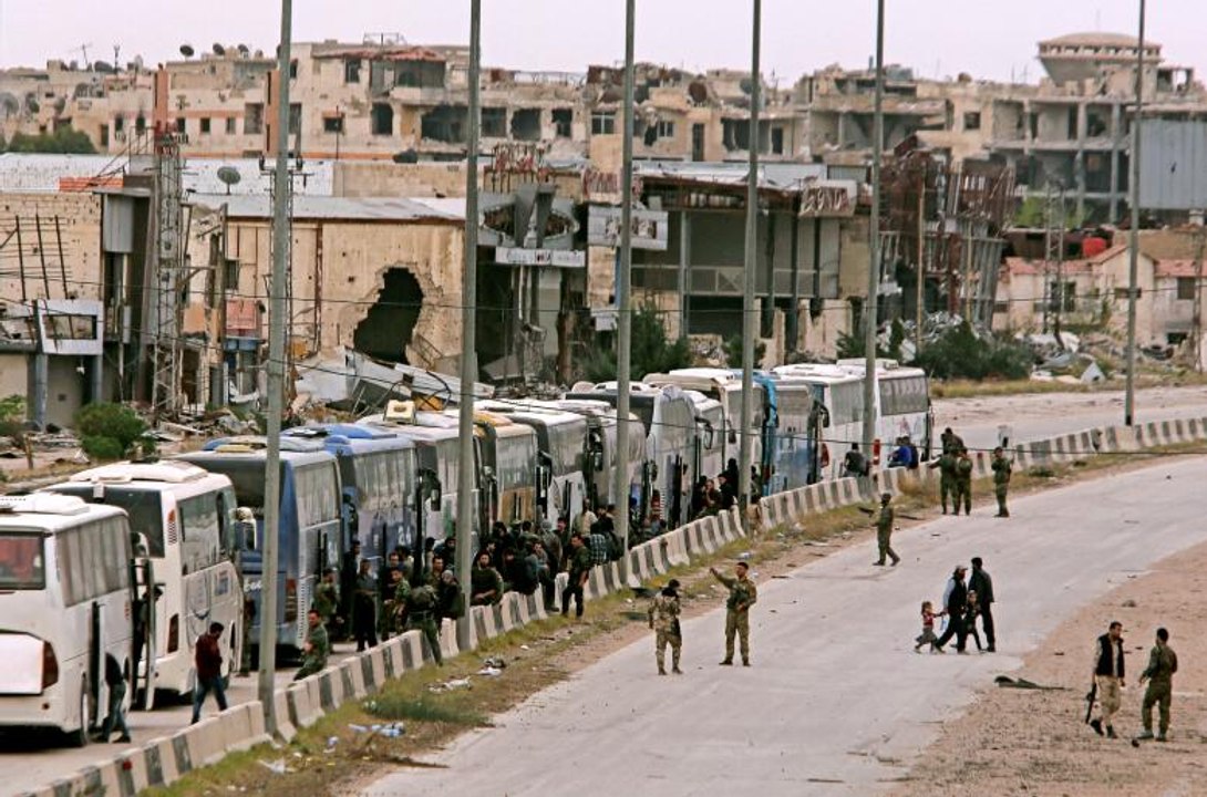Rebels depart Ghouta in first surrender