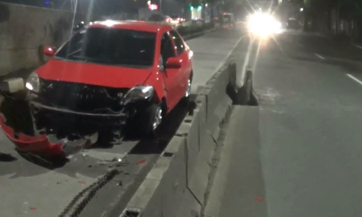 Sebuah Sedan Tabrak Separator Busway