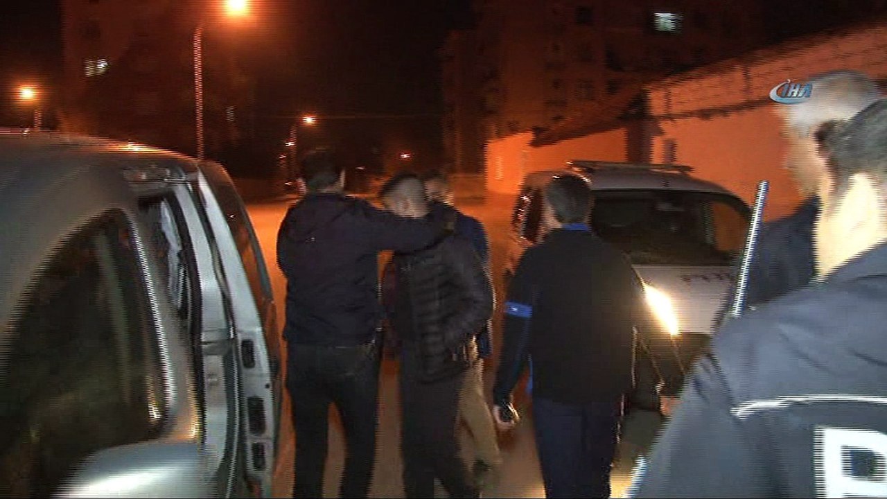 Çaldığı çikolatayı yerken yakalandı