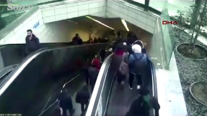 Metronun yürüyen merdiveninin çökme anı kamerada