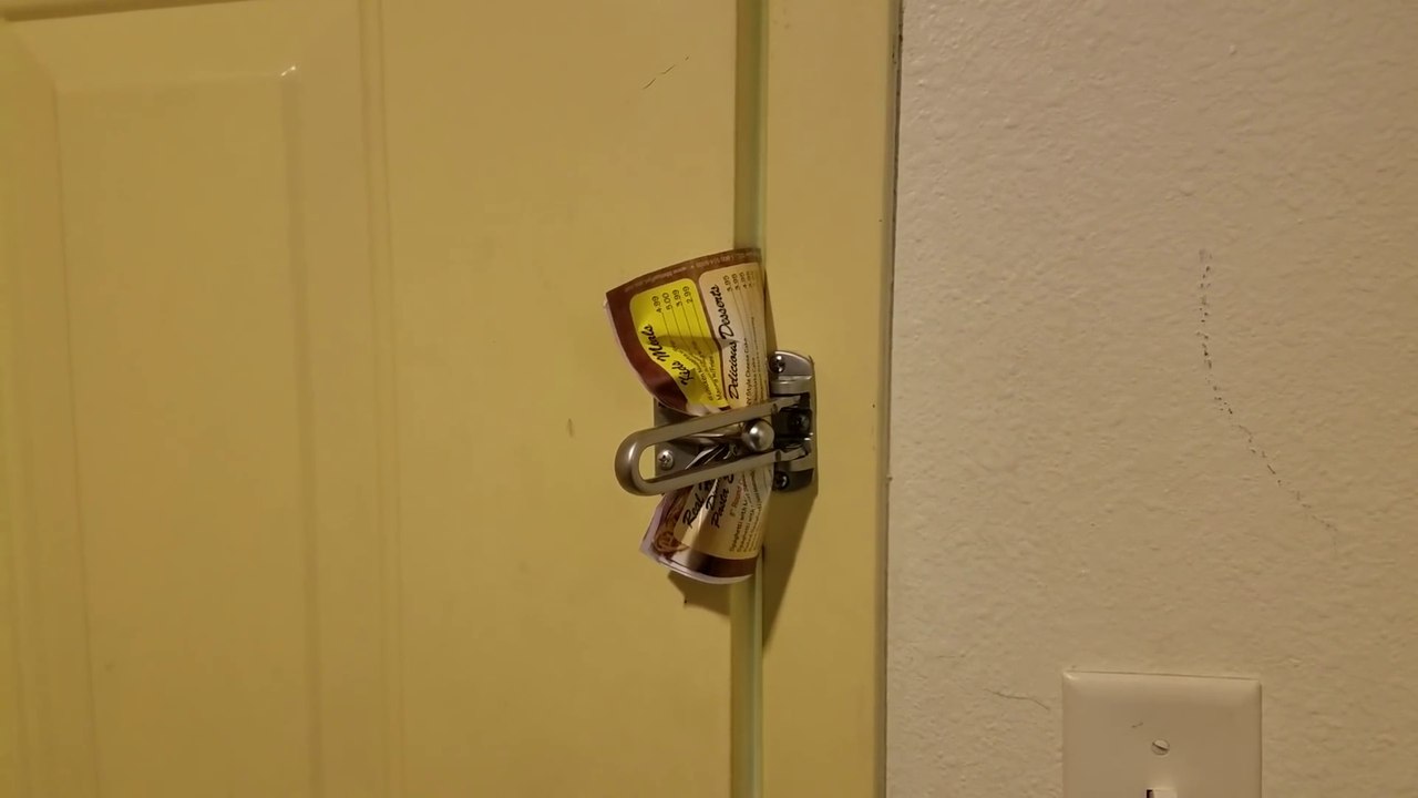 Ouvrir sa porte d'Hôtel avec.. un prospectus en papier !!