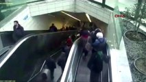 Metronun yürüyen merdivenin çökme anı kamerada