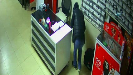 Halı sahaya giren şahıs bilgisayar ve çay çaldı