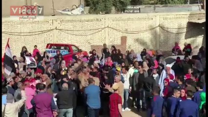 ناخبو الموسكى يتراقصون على نغمات "أبو الرجولة" مع بدء التصويت