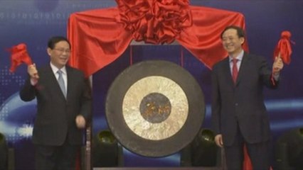 China desafía al dólar con el lanzamiento de futuros de petróleo en yuanes